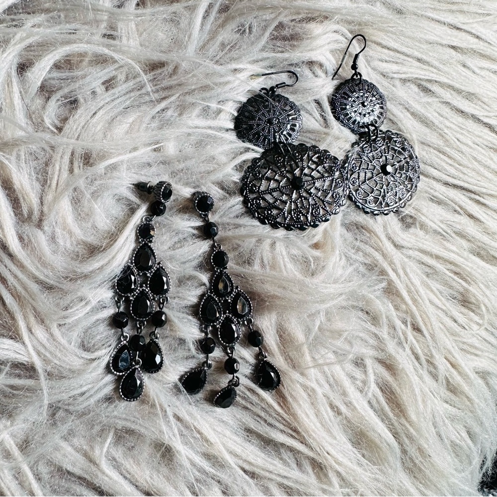 Set of two black earrings